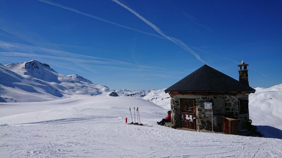 冬の楽園への隠れ家：魅力溢れる宿泊先で満喫するスキーライフ